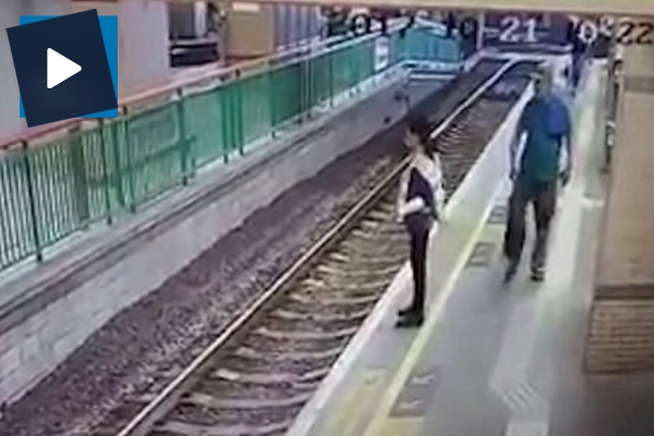 Çin'de bir adam güvenlik görevlisini raylara itti