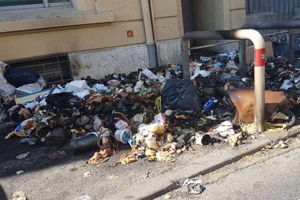 Fransa'da grev nedeniyle çöp dağları oluştu