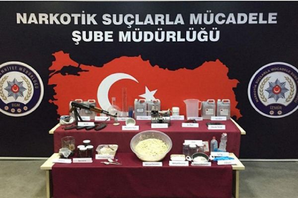 İzmir'de lüks sitede 'fakir kokaini' üreten imalathane ortaya çıktı