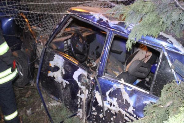 Kocaeli'de otomobil askeri lojmanların bahçesine uçtu: 2 yaralı