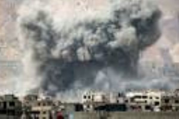 Esed Deyrizor'da kendi bölgesini vurdu: 15 kişi öldü