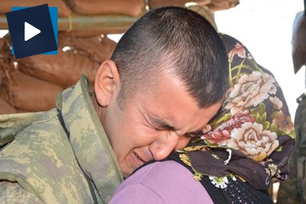 Sınırda nöbet tutan asker ve ailesinin duygusal buluşması