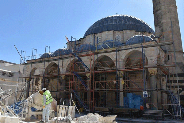 Kilis'teki camiden roket mermisi izleri siliniyor