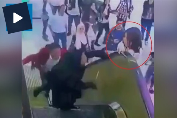 Yürüyen merdivende filmleri aratmayan kurtarma!