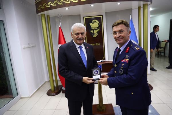 Başbakan Binali Yıldırım'dan Çiğli 2. Ana Jet Üssü'ne ziyaret