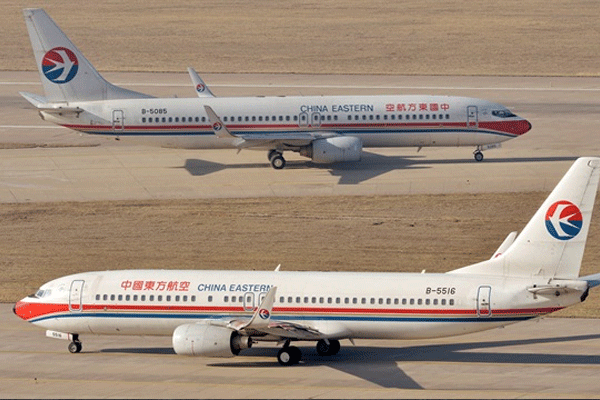 Hostes uçaktan düştü