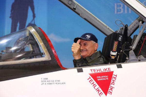 Başbakan Binali Yıldırım, savaş uçağı kokpitinde