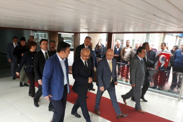 Bakan Lütfi Elvan, Baykal'ı ziyaret etti