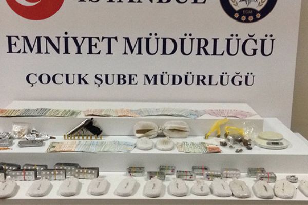 İstanbul'da lise önünde uyuşturucu satıcılarına operasyon!