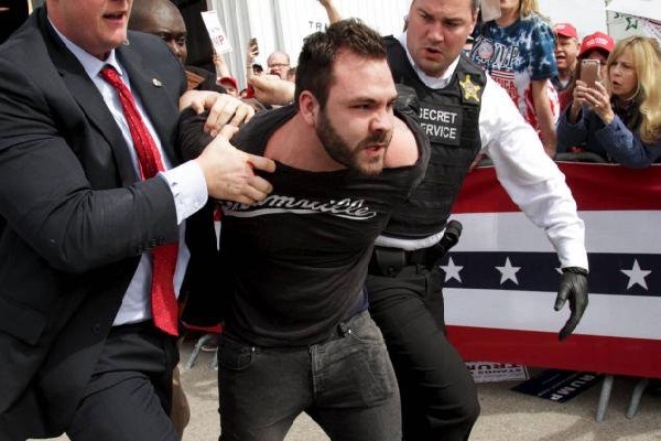 Trump'ın yüzüne Rus bayrağı attılar