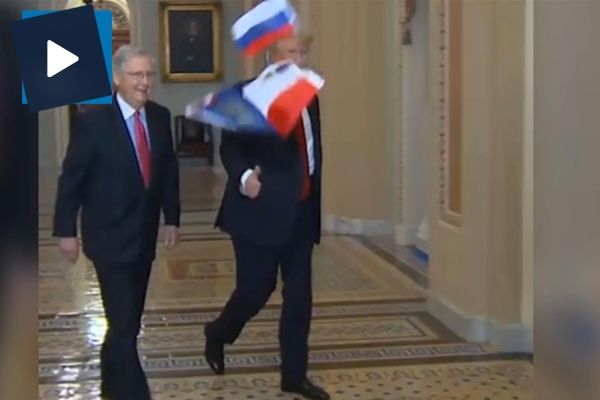 Trump'ın yüzüne Rus bayrağı fırlattı