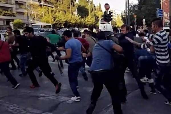 PKK yandaşları yunan polisine saldırdı