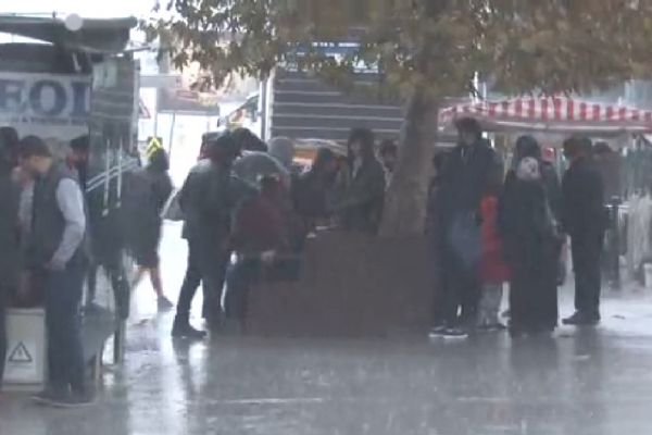 İstanbul'da beklenen yağış etkisini göstermeye başladı