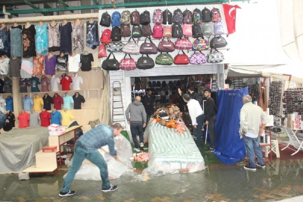 Antalya'da ev ve iş yerlerini su bastı, bazı yollar trafiğe kapandı