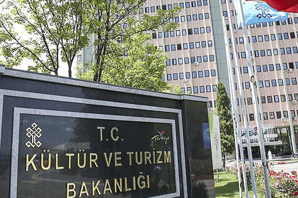 İngiltere'de tarihi  Kur'an-ı Kerim'in satışı durduruldu