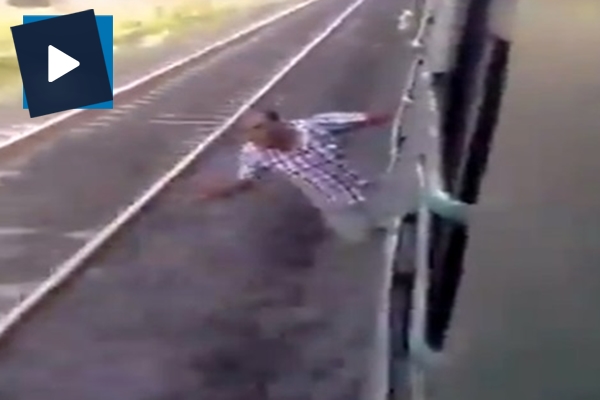 Trende şov yapan adam korkunç ölüm anı