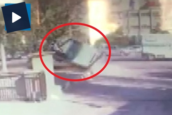 Otomobil kaldırıma işte böyle devrildi