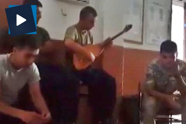 Son görüntüleri ortaya çıktı... Sele kapılan erin söylediği türkü yürek dağladı