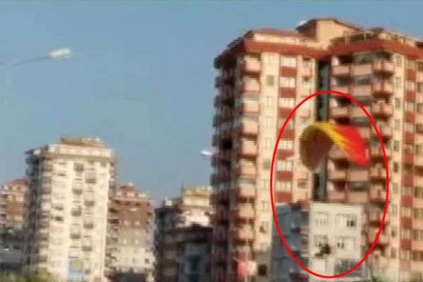 Yamaç paraşütü ile Karadeniz Sahil Yoluna indi