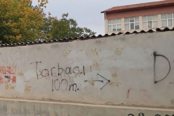 Bu yazı tepki çekti: Hem de okul duvarında