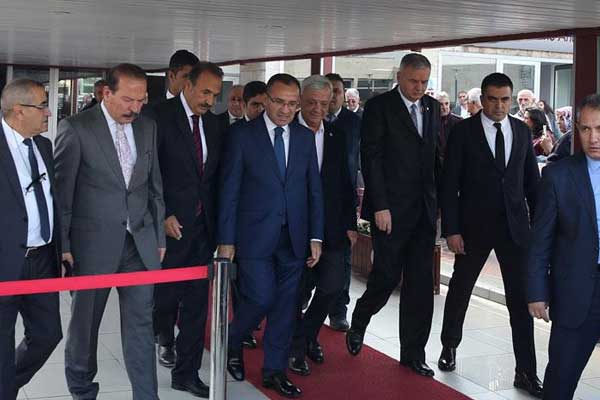 Bozdağ'dan eski CHP Genel Başkanı Baykal'a ziyaret