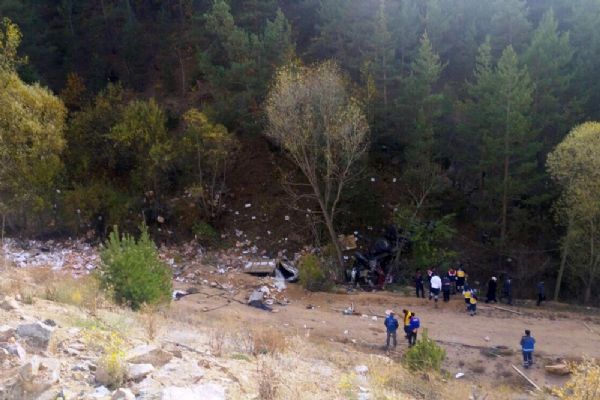 Gümüşhane'de meyve yüklü tır dereye yuvarlandı: 1 ölü, 1 yaralı