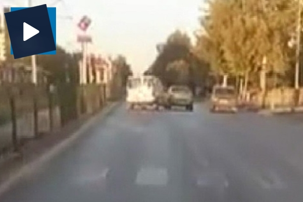 Önündeki kazayı Facebook'tan canlı yayınladı