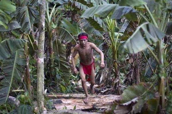 Amazon ormanlarındaki kabile ilk kez görüntülendi