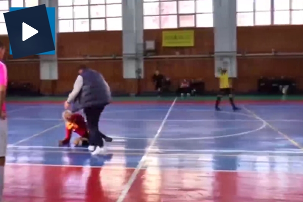 Hakemi tek yumrukla yere serdi!