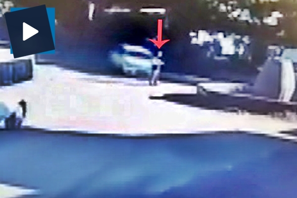 Freni boşalan otomobil yayaya böyle çarptı