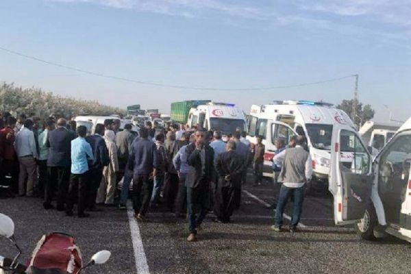 Şanlıurfa'da otomobil traktörden ayrılan römorka çarptı: 1 ölü, 3 yaralı