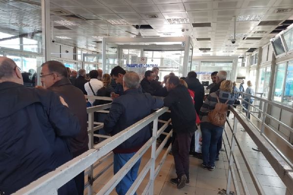 Sarp Sınır Kapısı'nda yaya geçişinde uzun kuyruklar oluştu