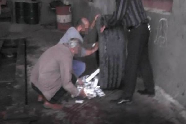 Çorum'da tır'ın yedek lastiğinde 5 bin paket kaçak sigara bulundu