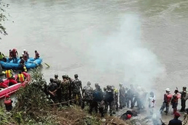 Nepal'de otobüs uçuruma yuvarlandı: 31 can kaybı