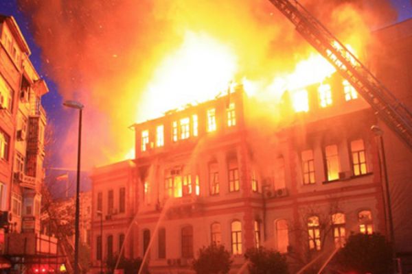 Manisa'da yangın: 1 kişi öldü