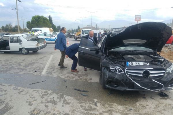 AK Partili vekilleri taşıyan araç kaza yaptı