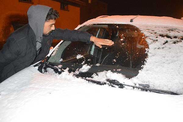Erzurum ve Ağrı'da kar yağışı etkili oldu