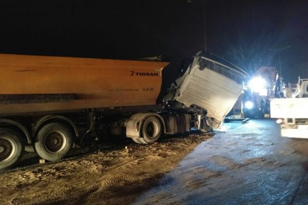 Hafriyat kamyonları birbirine girdi: 3 kişi yaralandı