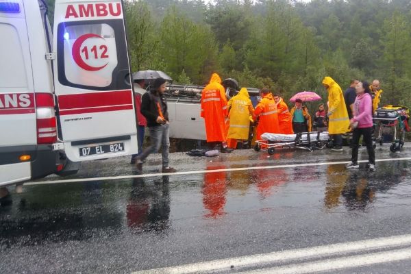 Tur otobüsü devrildi: 15 kişi yaralandı