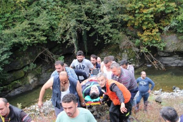 Giresun'de beton mikseri dereye uçtu: 1 kişi yaralandı