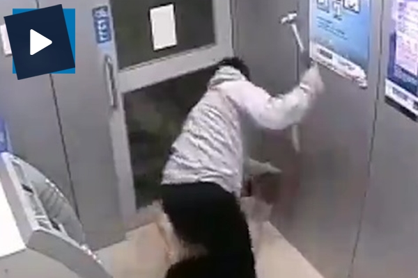 Hırsız kafasına defalarca çekiçle vurdu