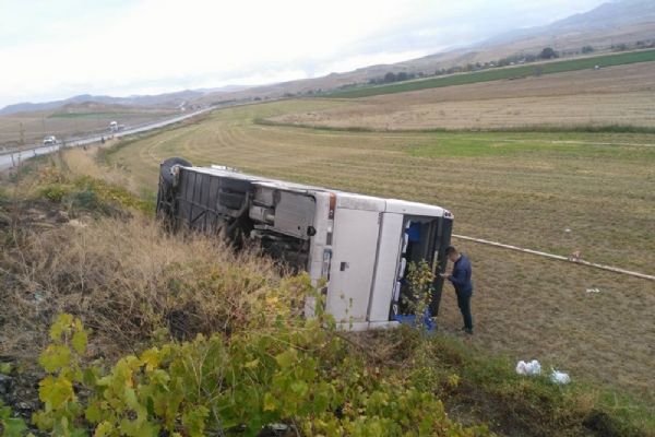 Ankara'da işçi servisi devrildi: 19 yaralı