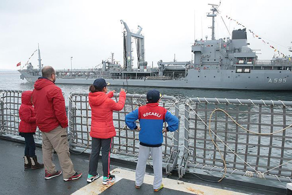 Donanma gemileri ziyarete açıldı