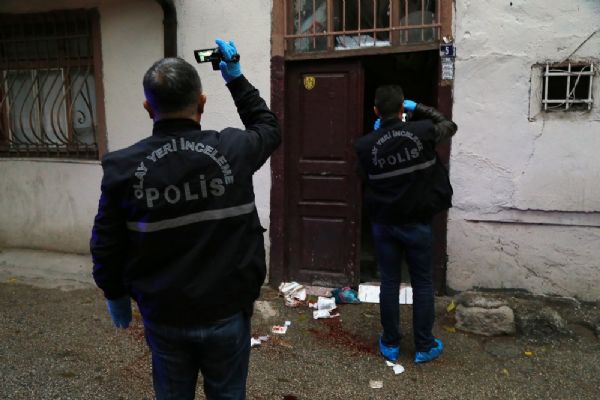 Ankara'da önce kız kardeşini, sonra kendini bıçakladı