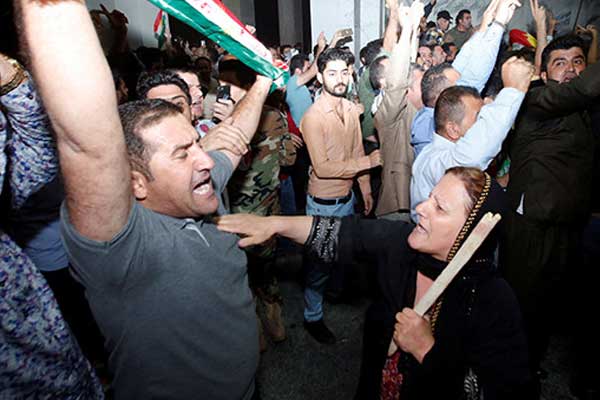 Kuzey Irak'ta gerginlik! Parti binaları ateşe verildi