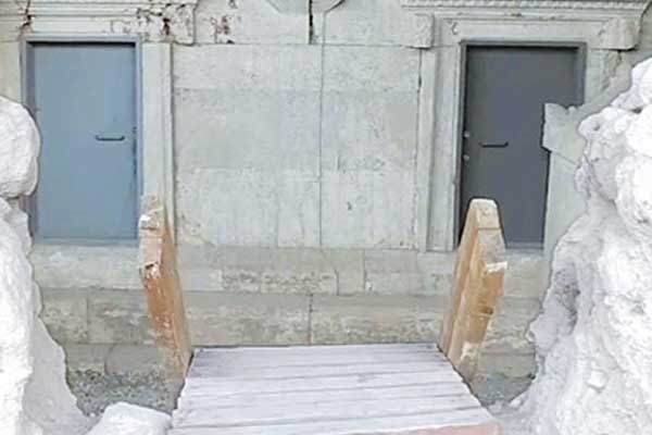 Perge’deki anıt mezarlara demir kapı