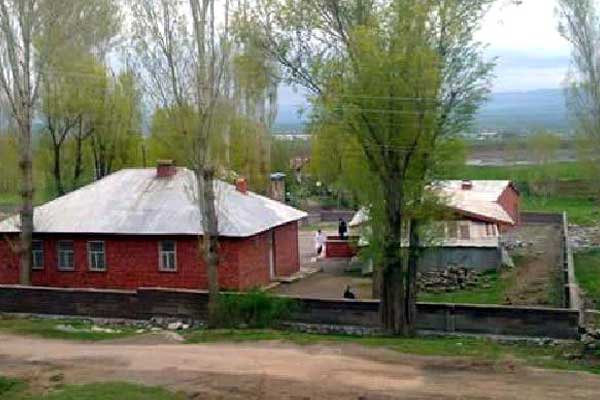 Okul bahçesindeki ağaç devrildi!