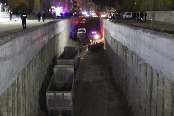Sivas'ta otomobil alt geçit inşaatına uçtu: 1 ölü, 4 yaralı