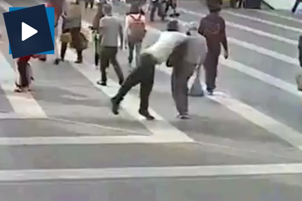 Yoldan geçen yaşlı adama saldırdı