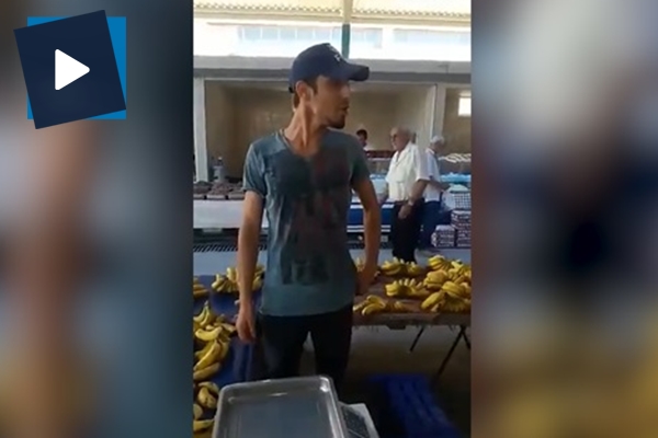 Muz satıcısından hayran bırakan satış tekniği